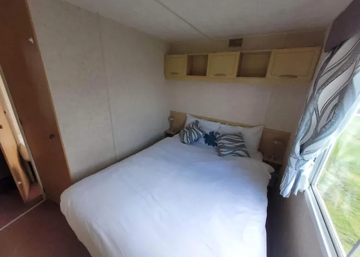 V13 - Golden Anchor, Pet Friendly, Wifi And Close To The Beach - Meadow Lakes Caravan & Lodge Hire